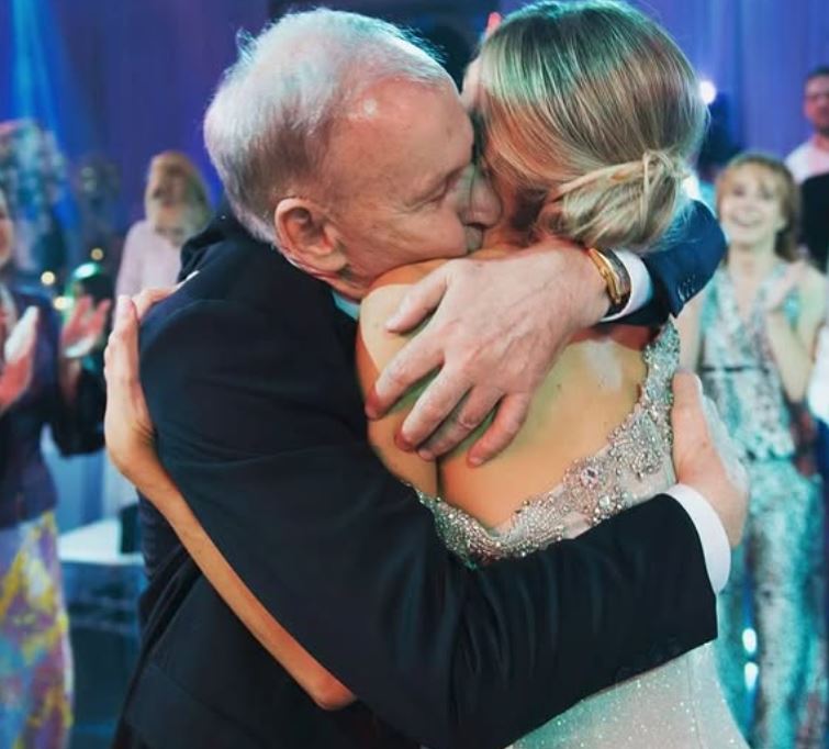 Otac je zbog druge žene napustio majku i mene čim sam se rodila: Odlučila sam da ga ne zovem na svoje venčanje, a onda je stigao poziv koji me je dotukao - featured image