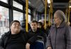 U autobusu bahati mladić ne samo da je odbio ustupiti mjesto starijoj ženi, već je demonstrativno stavio nogu na sjedište — ali ovakvu kaznu sigurno nije očekivao 😨😱 U autobusu bahati mladić ne samo da je odbio ustupiti mjesto starijoj ženi, već je demonstrativno stavio nogu na sjedište — ali ovakvu kaznu sigurno nije očekivao 😨😱 - featured image