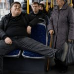 U autobusu bahati mladić ne samo da je odbio ustupiti mjesto starijoj ženi, već je demonstrativno stavio nogu na sjedište — ali ovakvu kaznu sigurno nije očekivao 😨😱 U autobusu bahati mladić ne samo da je odbio ustupiti mjesto starijoj ženi, već je demonstrativno stavio nogu na sjedište — ali ovakvu kaznu sigurno nije očekivao 😨😱 - featured image