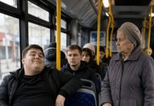 U autobusu bahati mladić ne samo da je odbio ustupiti mjesto starijoj ženi, već je demonstrativno stavio nogu na sjedište — ali ovakvu kaznu sigurno nije očekivao 😨😱 U autobusu bahati mladić ne samo da je odbio ustupiti mjesto starijoj ženi, već je demonstrativno stavio nogu na sjedište — ali ovakvu kaznu sigurno nije očekivao 😨😱 - featured image