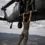 Vojnici su izbacili svoju komandirku, kapetanicu, iz helikoptera jer su odbijali da joj se pokoravaju; ali niko od njih nije mogao ni da zamisli kako će se završiti ovaj okrutni čin. 😳 Vojnici su izbacili svoju komandirku, kapetanicu, iz helikoptera jer su odbijali da joj se pokoravaju; ali niko od njih nije mogao ni da zamisli kako će se završiti ovaj okrutni čin. 😳 - featured image
