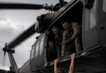 Vojnici su izbacili svoju komandirku, kapetanicu, iz helikoptera jer su odbijali da joj se pokoravaju; ali niko od njih nije mogao ni da zamisli kako će se završiti ovaj okrutni čin. 😳 Vojnici su izbacili svoju komandirku, kapetanicu, iz helikoptera jer su odbijali da joj se pokoravaju; ali niko od njih nije mogao ni da zamisli kako će se završiti ovaj okrutni čin. 😳 - featured image