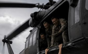 Vojnici su izbacili svoju komandirku, kapetanicu, iz helikoptera jer su odbijali da joj se pokoravaju; ali niko od njih nije mogao ni da zamisli kako će se završiti ovaj okrutni čin. 😳 Vojnici su izbacili svoju komandirku, kapetanicu, iz helikoptera jer su odbijali da joj se pokoravaju; ali niko od njih nije mogao ni da zamisli kako će se završiti ovaj okrutni čin. 😳 - featured image