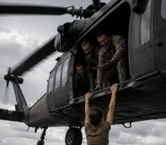 Vojnici su izbacili svoju komandirku, kapetanicu, iz helikoptera jer su odbijali da joj se pokoravaju; ali niko od njih nije mogao ni da zamisli kako će se završiti ovaj okrutni čin. 😳 Vojnici su izbacili svoju komandirku, kapetanicu, iz helikoptera jer su odbijali da joj se pokoravaju; ali niko od njih nije mogao ni da zamisli kako će se završiti ovaj okrutni čin. 😳 - featured image