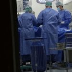 😱 Kada sam ušla u bolnicu, nigdje nije bilo nijednog liječnika. Pult medicinskih sestara bio je prazan, na hitnom prijemu nitko se nije javljao, a obitelji pacijenata stajale su po hodnicima, zbunjene i čekale. 😱 Kada sam ušla u bolnicu, nigdje nije bilo nijednog liječnika. Pult medicinskih sestara bio je prazan, na hitnom prijemu nitko se nije javljao, a obitelji pacijenata stajale su po hodnicima, zbunjene i čekale. - featured image