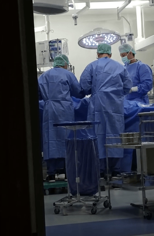 😱 Kada sam ušla u bolnicu, nigdje nije bilo nijednog liječnika. Pult medicinskih sestara bio je prazan, na hitnom prijemu nitko se nije javljao, a obitelji pacijenata stajale su po hodnicima, zbunjene i čekale. - featured image
