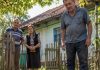 Tri dana zaredom jedna je vrana dolazila u isto dvorište i neprestano graktala pokraj starog poklopca kanalizacijskog šahta. Kad su ljudi napokon shvatili što im pokušava reći, ostali su bez riječi… Tri dana zaredom jedna je vrana dolazila u isto dvorište i neprestano graktala pokraj starog poklopca kanalizacijskog šahta. Kad su ljudi napokon shvatili što im pokušava reći, ostali su bez riječi… - featured image