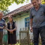 Tri dana zaredom jedna je vrana dolazila u isto dvorište i neprestano graktala pokraj starog poklopca kanalizacijskog šahta. Kad su ljudi napokon shvatili što im pokušava reći, ostali su bez riječi… Tri dana zaredom jedna je vrana dolazila u isto dvorište i neprestano graktala pokraj starog poklopca kanalizacijskog šahta. Kad su ljudi napokon shvatili što im pokušava reći, ostali su bez riječi… - featured image