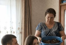 Svaki put kada je njen sin doveo djevojku kući da je upozna sa svojom majkom, žena bi joj bacila kantu otrovnih zmija preko glave kako bi je testirala; ali niko nije mogao ni zamisliti kako će se jedan od tih susreta završiti 😨 Svaki put kada je njen sin doveo djevojku kući da je upozna sa svojom majkom, žena bi joj bacila kantu otrovnih zmija preko glave kako bi je testirala; ali niko nije mogao ni zamisliti kako će se jedan od tih susreta završiti 😨 - featured image