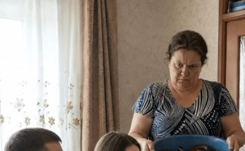Svaki put kada je njen sin doveo djevojku kući da je upozna sa svojom majkom, žena bi joj bacila kantu otrovnih zmija preko glave kako bi je testirala; ali niko nije mogao ni zamisliti kako će se jedan od tih susreta završiti 😨 Svaki put kada je njen sin doveo djevojku kući da je upozna sa svojom majkom, žena bi joj bacila kantu otrovnih zmija preko glave kako bi je testirala; ali niko nije mogao ni zamisliti kako će se jedan od tih susreta završiti 😨 - featured image