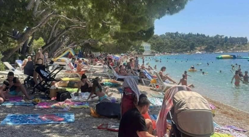 Strašno – Turisti u panici: Šta je ovo isplivalo iz mora? (FOTO) - featured image Strašno – Turisti u panici: Šta je ovo isplivalo iz mora? (FOTO) - featured image