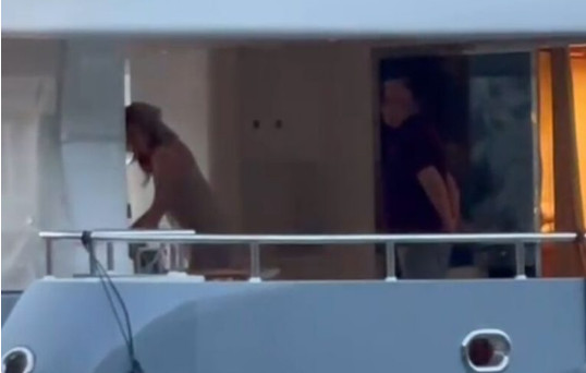Melinu muž milioner gađao peškirom: Pojavio se šok snimak sa jahte nakon glamuroznog slavlja (Video) - featured image Melinu muž milioner gađao peškirom: Pojavio se šok snimak sa jahte nakon glamuroznog slavlja (Video) - featured image