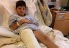 Otišla sam u bolnicu da se brinem o sinu koji je imao slomljenu nogu, ali medicinska sestra mi je krišom gurnula komadić papira u ruku i šapnula: „Laže. Provjerite kameru iz sobe u 3 ujutro.“ 😰😨 Otišla sam u bolnicu da se brinem o sinu koji je imao slomljenu nogu, ali medicinska sestra mi je krišom gurnula komadić papira u ruku i šapnula: „Laže. Provjerite kameru iz sobe u 3 ujutro.“ 😰😨 - featured image