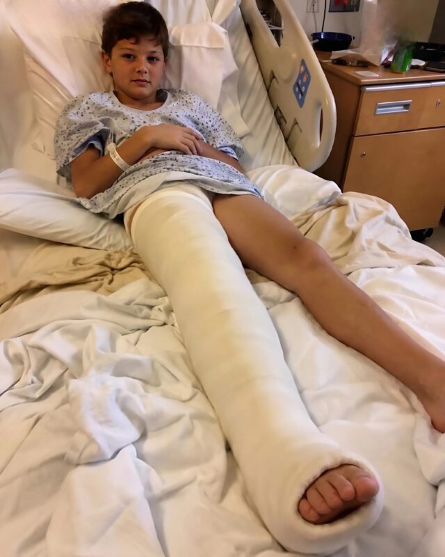 Otišla sam u bolnicu da se brinem o sinu koji je imao slomljenu nogu, ali medicinska sestra mi je krišom gurnula komadić papira u ruku i šapnula: „Laže. Provjerite kameru iz sobe u 3 ujutro.“ 😰😨 - featured image Otišla sam u bolnicu da se brinem o sinu koji je imao slomljenu nogu, ali medicinska sestra mi je krišom gurnula komadić papira u ruku i šapnula: „Laže. Provjerite kameru iz sobe u 3 ujutro.“ 😰😨 - featured image