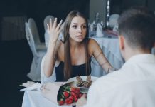 Otišla sa mužem u restoran, kada je konobarica postavila ovo pitanje shvatila je da je vara godinama: “Pola sata kasnije već sam pakovala kofere” Otišla sa mužem u restoran, kada je konobarica postavila ovo pitanje shvatila je da je vara godinama: “Pola sata kasnije već sam pakovala kofere” - featured image
