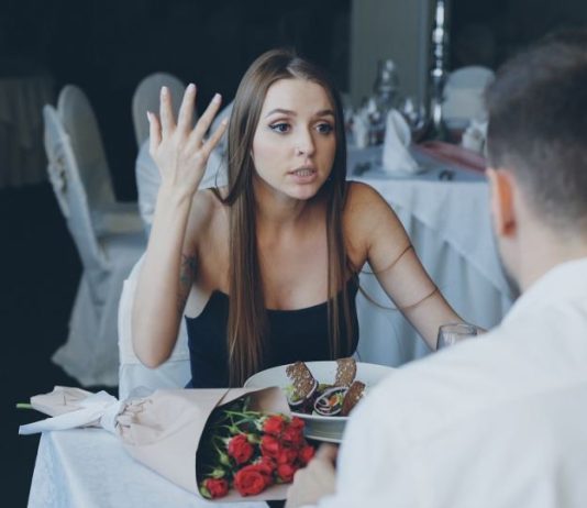 Otišla sa mužem u restoran, kada je konobarica postavila ovo pitanje shvatila je da je vara godinama: “Pola sata kasnije već sam pakovala kofere” Otišla sa mužem u restoran, kada je konobarica postavila ovo pitanje shvatila je da je vara godinama: “Pola sata kasnije već sam pakovala kofere” - featured image