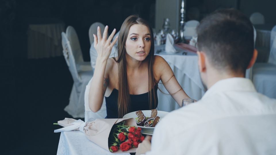 Otišla sa mužem u restoran, kada je konobarica postavila ovo pitanje shvatila je da je vara godinama: “Pola sata kasnije već sam pakovala kofere” - featured image