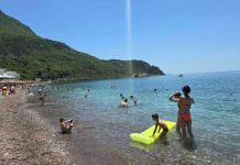 Kupači na plaži u Crnoj Gori NISU MOGLI DA VERUJU OČIMA! Zbog onoga što su videli u PLIĆAKU, odmah su pobjegli… (VIDEO) Kupači na plaži u Crnoj Gori NISU MOGLI DA VERUJU OČIMA! Zbog onoga što su videli u PLIĆAKU, odmah su pobjegli… (VIDEO) - featured image