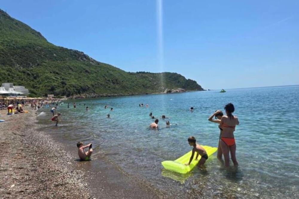 Kupači na plaži u Crnoj Gori NISU MOGLI DA VERUJU OČIMA! Zbog onoga što su videli u PLIĆAKU, odmah su pobjegli… (VIDEO) - featured image Kupači na plaži u Crnoj Gori NISU MOGLI DA VERUJU OČIMA! Zbog onoga što su videli u PLIĆAKU, odmah su pobjegli… (VIDEO) - featured image