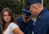 Dva saobraćajna policajca zaustavila su mladu ženu bez razloga, pribili je uz auto i grubo stavili joj lisice. Ali kada joj je jedan od policajaca posegnuo u džep na njen zahtjev, obojica su se smrznuli od šoka kada su vidjeli šta je unutra. 😱 Dva saobraćajna policajca zaustavila su mladu ženu bez razloga, pribili je uz auto i grubo stavili joj lisice. Ali kada joj je jedan od policajaca posegnuo u džep na njen zahtjev, obojica su se smrznuli od šoka kada su vidjeli šta je unutra. 😱 - featured image