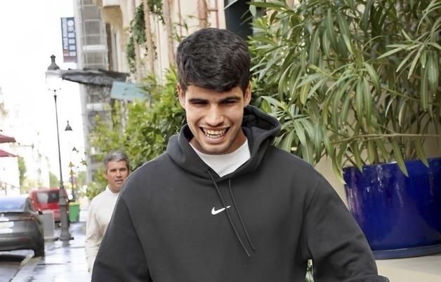 Karlos Alkaraz zarađuje milione, a živi u malom stanu sa roditeljima: Mušema na stolu i baštenske stolice u dnevnom boravku privlače pažnju, a evo gde spava - featured image