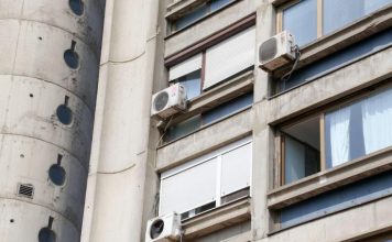Stanari se žalili na smrad, a kad je policija ušla u stan komšinice zatekli jeziv prizor kao iz horor filma Stanari se žalili na smrad, a kad je policija ušla u stan komšinice zatekli jeziv prizor kao iz horor filma - featured image
