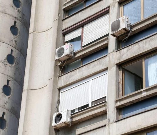 Stanari se žalili na smrad, a kad je policija ušla u stan komšinice zatekli jeziv prizor kao iz horor filma Stanari se žalili na smrad, a kad je policija ušla u stan komšinice zatekli jeziv prizor kao iz horor filma - featured image