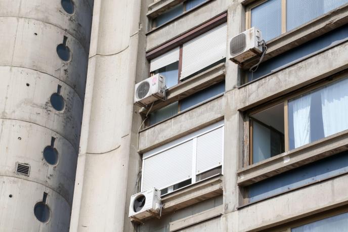 Stanari se žalili na smrad, a kad je policija ušla u stan komšinice zatekli jeziv prizor kao iz horor filma - featured image