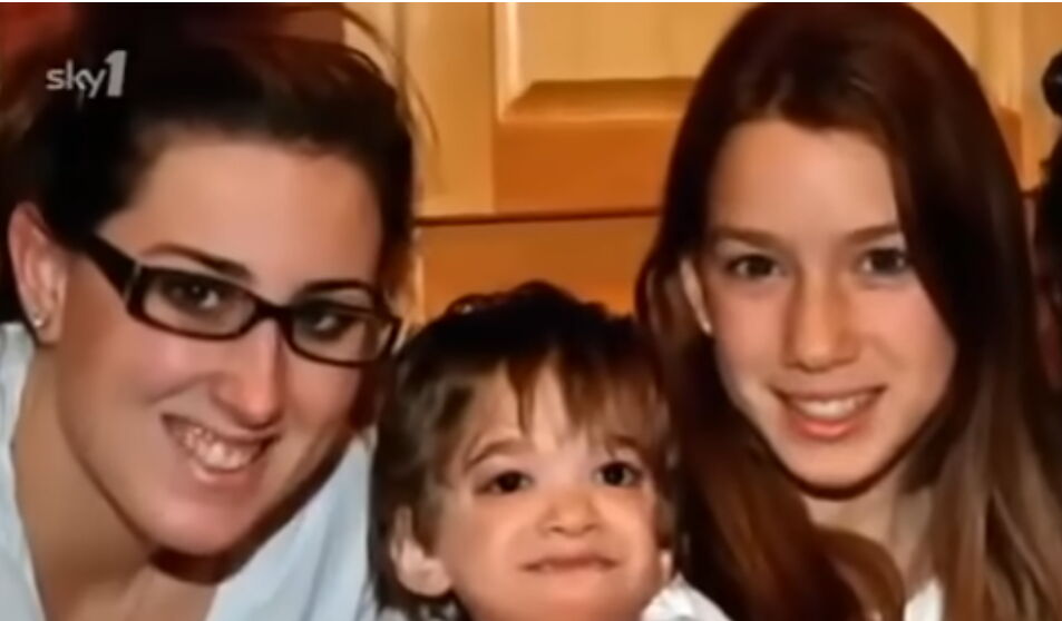 Ova devojčica uopšte nije starila, sa 20 godina sve je frapirala izgledom: Dok su lekari pokušavali da shvate šta se dešava, roditelji povukli šok potez - featured image Ova devojčica uopšte nije starila, sa 20 godina sve je frapirala izgledom: Dok su lekari pokušavali da shvate šta se dešava, roditelji povukli šok potez - featured image