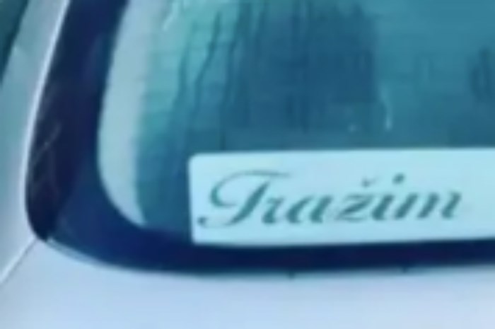 Žena je na automobil zalijepila poruku za slobodne muškarce i nasmijala cijeli Balkan, fotka je hit - featured image Žena je na automobil zalijepila poruku za slobodne muškarce i nasmijala cijeli Balkan, fotka je hit - featured image