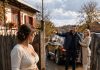 Moj bivši suprug vratio se u selo nakon 17 godina sa skupim SUV-om i puno mlađom suprugom. Pogledao je moju kuću, moje blatnjave čizme i počeo se smijati: „Mogla si živjeti kao kraljica sa mnom. Moj bivši suprug vratio se u selo nakon 17 godina sa skupim SUV-om i puno mlađom suprugom. Pogledao je moju kuću, moje blatnjave čizme i počeo se smijati: „Mogla si živjeti kao kraljica sa mnom. - featured image