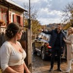 Moj bivši suprug vratio se u selo nakon 17 godina sa skupim SUV-om i puno mlađom suprugom. Pogledao je moju kuću, moje blatnjave čizme i počeo se smijati: „Mogla si živjeti kao kraljica sa mnom. Moj bivši suprug vratio se u selo nakon 17 godina sa skupim SUV-om i puno mlađom suprugom. Pogledao je moju kuću, moje blatnjave čizme i počeo se smijati: „Mogla si živjeti kao kraljica sa mnom. - featured image