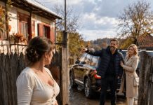Moj bivši suprug vratio se u selo nakon 17 godina sa skupim SUV-om i puno mlađom suprugom. Pogledao je moju kuću, moje blatnjave čizme i počeo se smijati: „Mogla si živjeti kao kraljica sa mnom. Moj bivši suprug vratio se u selo nakon 17 godina sa skupim SUV-om i puno mlađom suprugom. Pogledao je moju kuću, moje blatnjave čizme i počeo se smijati: „Mogla si živjeti kao kraljica sa mnom. - featured image