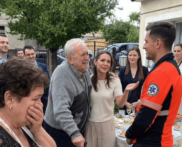 Snaha je postavila dva stola kako bi dočekala svekra iz bolnice. Kad sam ugledala nepoznate goste koje je pozvala, lice mi je planulo od bijesa. - featured image Snaha je postavila dva stola kako bi dočekala svekra iz bolnice. Kad sam ugledala nepoznate goste koje je pozvala, lice mi je planulo od bijesa. - featured image