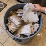 Buduća svekrva ubacila je naše frankirane pozivnice za vjenčanje u kantu prljave vode – a zatim tvrdila da je to bila „samo nezgoda”. Ono što je moj zaručnik nakon toga učinio bilo je njezina najgora noćna mora. Buduća svekrva ubacila je naše frankirane pozivnice za vjenčanje u kantu prljave vode – a zatim tvrdila da je to bila „samo nezgoda”. Ono što je moj zaručnik nakon toga učinio bilo je njezina najgora noćna mora. - featured image