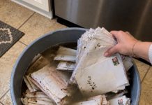Buduća svekrva ubacila je naše frankirane pozivnice za vjenčanje u kantu prljave vode – a zatim tvrdila da je to bila „samo nezgoda”. Ono što je moj zaručnik nakon toga učinio bilo je njezina najgora noćna mora. Buduća svekrva ubacila je naše frankirane pozivnice za vjenčanje u kantu prljave vode – a zatim tvrdila da je to bila „samo nezgoda”. Ono što je moj zaručnik nakon toga učinio bilo je njezina najgora noćna mora. - featured image