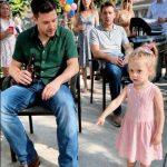 Na muževljevom rođendanu, moja kćer je pokazala na čizme njegovog najboljeg prijatelja i šapnula: “Tata plače tamo” – tada sam shvatila da nešto jako nije u redu Na muževljevom rođendanu, moja kćer je pokazala na čizme njegovog najboljeg prijatelja i šapnula: “Tata plače tamo” – tada sam shvatila da nešto jako nije u redu - featured image