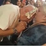 SRBI ZGROŽENI ZBOG SNIMKA SA ŠABAČKOG VAŠARA! Nabijao joj MIKROFON u grudi, a onda ZARIO GLAVU u dubine! SRBI ZGROŽENI ZBOG SNIMKA SA ŠABAČKOG VAŠARA! Nabijao joj MIKROFON u grudi, a onda ZARIO GLAVU u dubine! - featured image