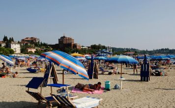 DA LI JE MOGUĆE?!DA LI OVO RADE OD 7 UJUTRU… Skandal na hrvatskoj plaži, LJUDI ZGROŽENI PRIZOROM DA LI JE MOGUĆE?!DA LI OVO RADE OD 7 UJUTRU… Skandal na hrvatskoj plaži, LJUDI ZGROŽENI PRIZOROM - featured image