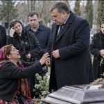 Romkinja je pala na koljena pred bogatašem kod groba: „Platit ću ti životom — samo otvori lijes.“ Ožalošćeni su vrtjeli prstom po glavi. Ali kada su ipak podigli poklopac, ljudima su se odsjekle noge… 😲😲😲 Romkinja je pala na koljena pred bogatašem kod groba: „Platit ću ti životom — samo otvori lijes.“ Ožalošćeni su vrtjeli prstom po glavi. Ali kada su ipak podigli poklopac, ljudima su se odsjekle noge… 😲😲😲 - featured image