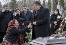 Romkinja je pala na koljena pred bogatašem kod groba: „Platit ću ti životom — samo otvori lijes.“ Ožalošćeni su vrtjeli prstom po glavi. Ali kada su ipak podigli poklopac, ljudima su se odsjekle noge… 😲😲😲 Romkinja je pala na koljena pred bogatašem kod groba: „Platit ću ti životom — samo otvori lijes.“ Ožalošćeni su vrtjeli prstom po glavi. Ali kada su ipak podigli poklopac, ljudima su se odsjekle noge… 😲😲😲 - featured image