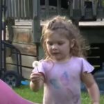 Djevojčica (2) danima ležala u ŠUMI: Kada su je pronašli, svojim riječima je RASPLAKALA cijelu zemlju Djevojčica (2) danima ležala u ŠUMI: Kada su je pronašli, svojim riječima je RASPLAKALA cijelu zemlju - featured image