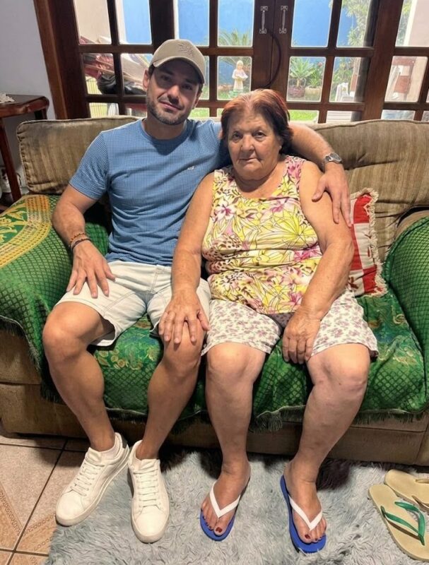 Moja 76-godišnja majka me je preklinjala da je ne ostavljam samu sa svojim 28-godišnjim sinom. Svake noći zaključavao je vrata njene spavaće sobe, a svakog jutra izgledala je sve prestravljenije. Ali kada sam postavila skrivenu kameru i videla šta joj donosi u sobu u tri sata ujutru, odmah sam pozvala policiju… - featured image