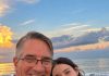 Otac me odveo na plažu i rekao da želi da zajedno snimimo najljepšu fotografiju u svom životu. Ali kada sam tu fotografiju poslala majci, odmah me nazvala u suzama i rekla: „Kćeri, udalji se od njega! Nemaš pojma tko je taj čovjek zapravo…“ 😨💔 Otac me odveo na plažu i rekao da želi da zajedno snimimo najljepšu fotografiju u svom životu. Ali kada sam tu fotografiju poslala majci, odmah me nazvala u suzama i rekla: „Kćeri, udalji se od njega! Nemaš pojma tko je taj čovjek zapravo…“ 😨💔 - featured image