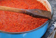 Srpski ajvar po originalnom receptu starom preko 100 godina: NAJUKUSNIJI AJVAR IKADA: Svi su odlepili za ovim receptom, tajna savršenosti je u OVOME! (RECEPT) Srpski ajvar po originalnom receptu starom preko 100 godina: NAJUKUSNIJI AJVAR IKADA: Svi su odlepili za ovim receptom, tajna savršenosti je u OVOME! (RECEPT) - featured image