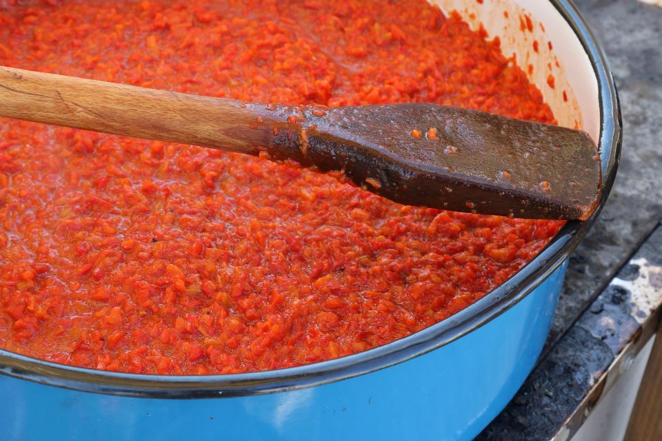Srpski ajvar po originalnom receptu starom preko 100 godina: NAJUKUSNIJI AJVAR IKADA: Svi su odlepili za ovim receptom, tajna savršenosti je u OVOME! (RECEPT) - featured image