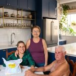 Moja majka imala je 72 godine kada mi je priznala: „Tvoj otac mi već godinama svakog mjeseca plaća da šutim. Ako jednog dana otkriješ što je doista učinio, možda ga više nikada nećeš htjeti zvati tatom.“ Kada je moja majka izgovorila svoje posljednje riječi, on je iznenada ustao i zaključao vrata kuhinje iznutra… Moja majka imala je 72 godine kada mi je priznala: „Tvoj otac mi već godinama svakog mjeseca plaća da šutim. Ako jednog dana otkriješ što je doista učinio, možda ga više nikada nećeš htjeti zvati tatom.“ Kada je moja majka izgovorila svoje posljednje riječi, on je iznenada ustao i zaključao vrata kuhinje iznutra… - featured image