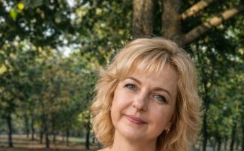 Nakon što se moj novi muškarac doselio k nama, moj 15-godišnji sin postao je povučen, čak je prestao sjediti s nama za stolom, a jednog je dana neočekivano rekao: „Mama, bojim ga se. Ne mogu živjeti s njim u istoj kući, jer on…“ Nakon što se moj novi muškarac doselio k nama, moj 15-godišnji sin postao je povučen, čak je prestao sjediti s nama za stolom, a jednog je dana neočekivano rekao: „Mama, bojim ga se. Ne mogu živjeti s njim u istoj kući, jer on…“ - featured image
