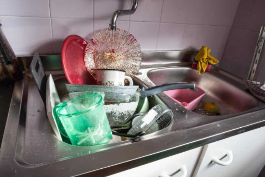 8 psiholoških problema koje otkriva nered u kući: Evo na šta ukazuje prljava kuhinja, prašina… - featured image 8 psiholoških problema koje otkriva nered u kući: Evo na šta ukazuje prljava kuhinja, prašina… - featured image
