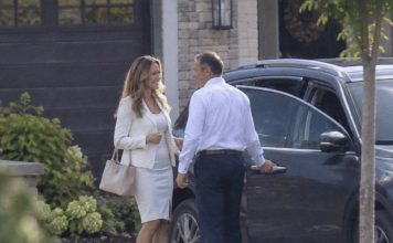 Kad sam slomila nogu, muž je odbio voziti našu djecu u školu jer „nije smio zakasniti na posao” — no kad sam ga vidjela kako svako jutro vozi atraktivnu kolegicu, nisam ga suočila; pustila sam ga da sam otkrije cijenu svojih laži Kad sam slomila nogu, muž je odbio voziti našu djecu u školu jer „nije smio zakasniti na posao” — no kad sam ga vidjela kako svako jutro vozi atraktivnu kolegicu, nisam ga suočila; pustila sam ga da sam otkrije cijenu svojih laži - featured image
